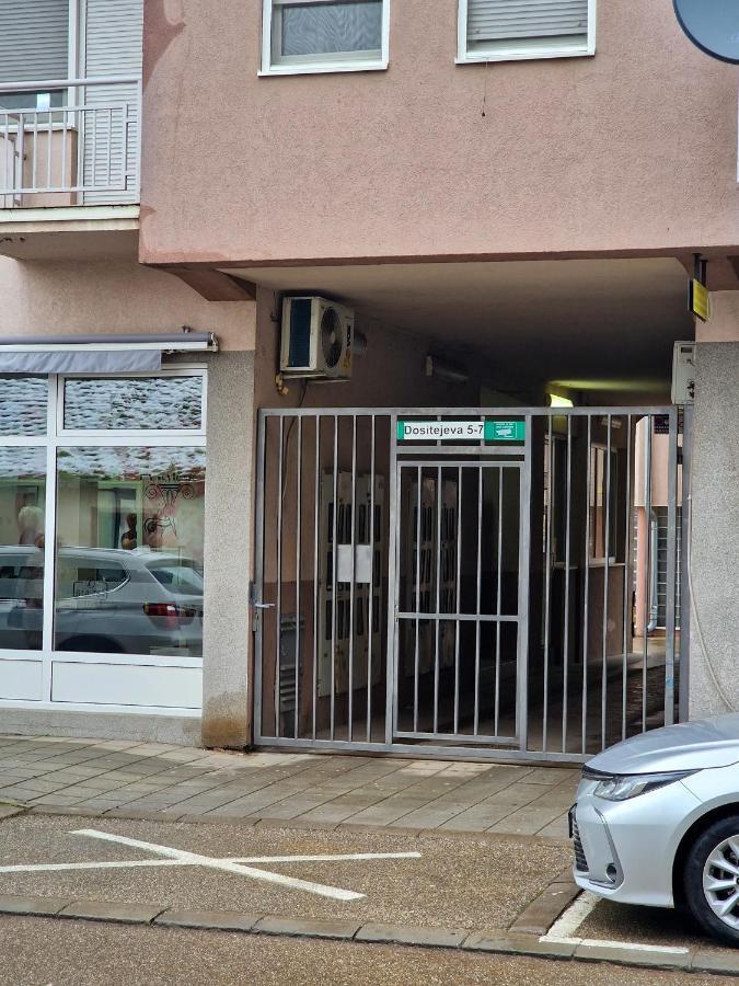 Appartamento Quiet Center Sremska Mitrovica Esterno foto